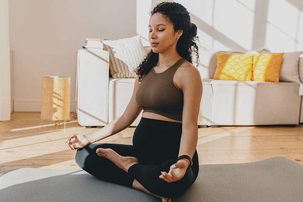 Bevallen met meer zelfvertrouwen Zwangere vrouw doet online cursus over bevallen