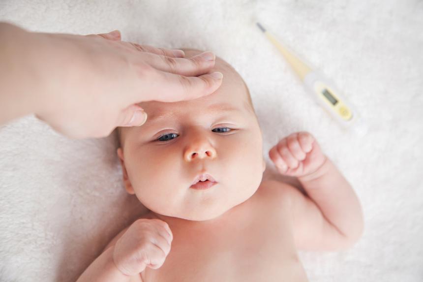 Koorts bij je baby: wat te doen? | WIJ.nl