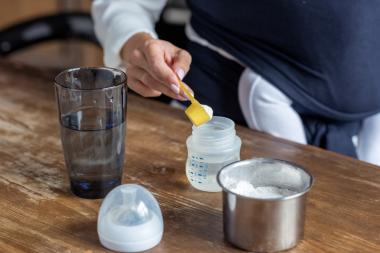 Bereiden van flesvoeding voor je baby: hoe doe je dat?