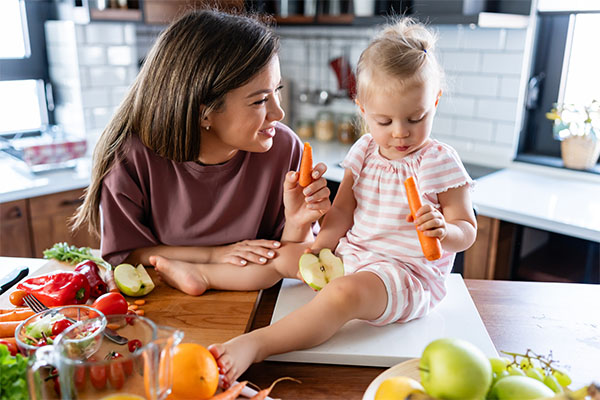 Leer je kind gezond eten Kind eet gezonde maaltijd