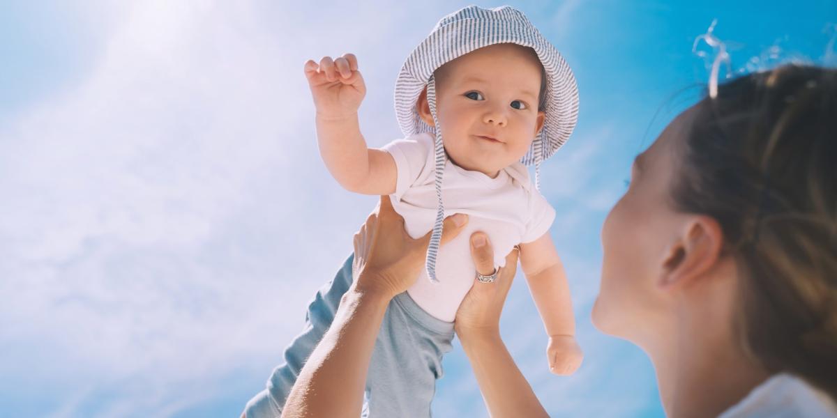 Mark Verleiding meel Bescherm je baby tegen de zon: dit kun je doen | WIJ.nl