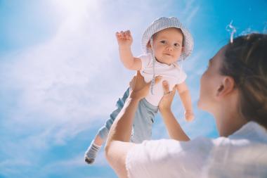 Met je baby de zon in? Zo doe je dat veilig Met je baby de zon in? Zo doe je dat veilig