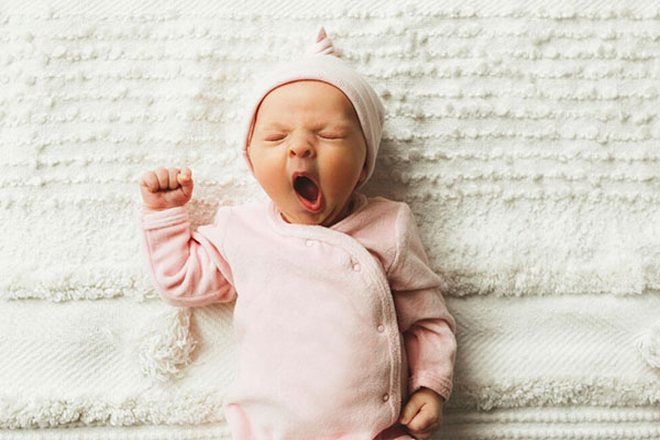 Leer je kind beter slapen met een slaapplan Gapende baby gaat slapen