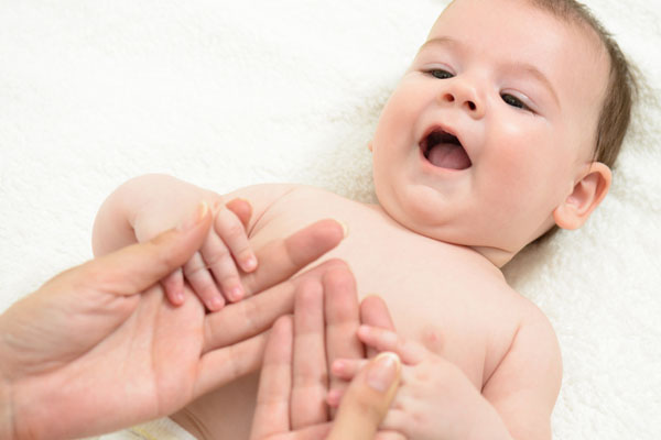 Baby krijgt ontspannen massage