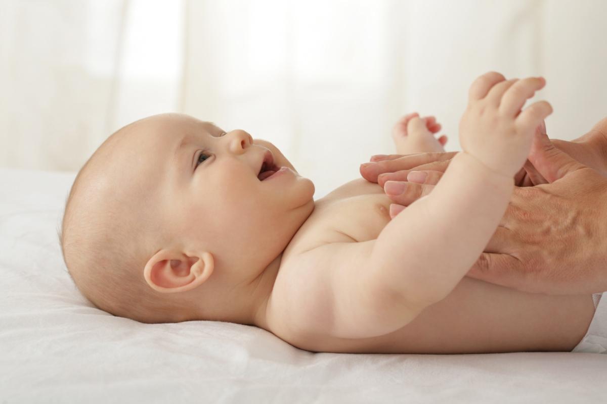 Babymassage: tips als je baby moeilijk in slaap valt