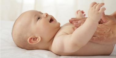 Babymassage: tips als je baby moeilijk in slaap valt
