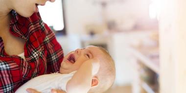 Je baby laten huilen: wel of niet doen?