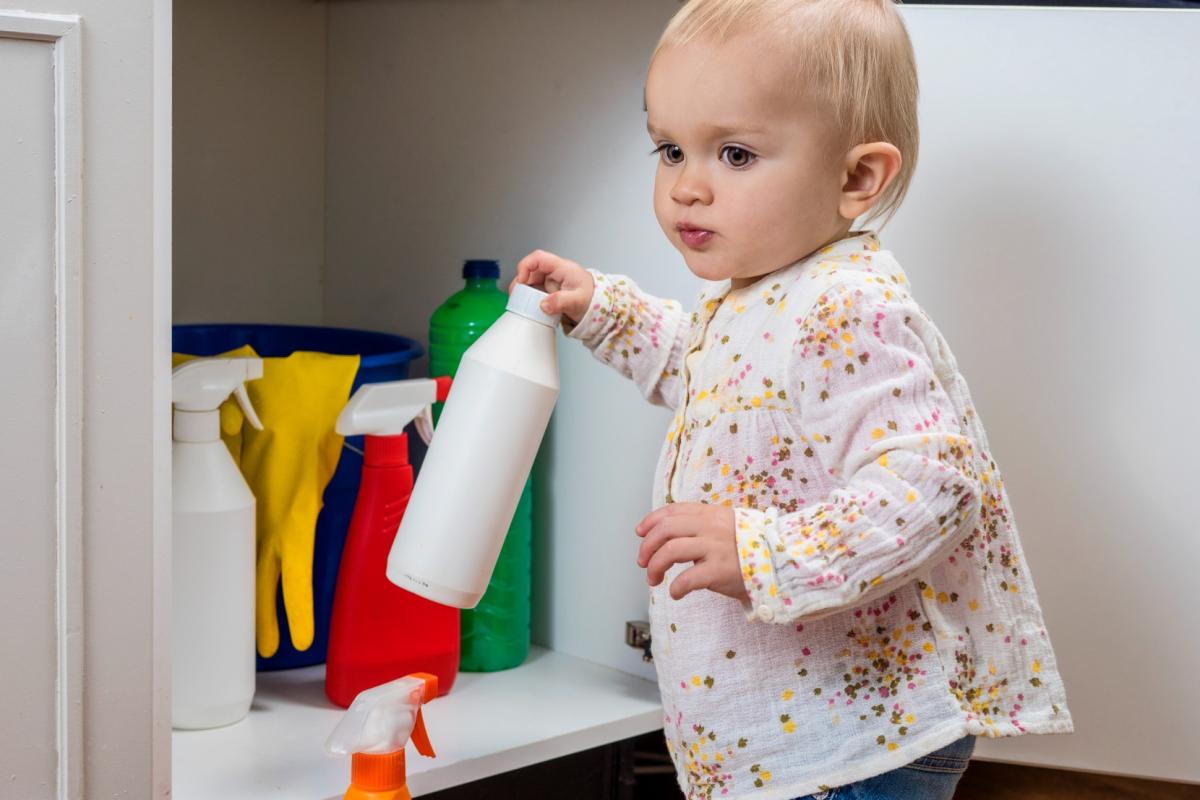 Vergiftiging bij kinderen: wat als je kind iets giftigs heeft ingeslikt? Vergiftiging bij kinderen: wat als je kind iets giftigs heeft ingeslikt?
