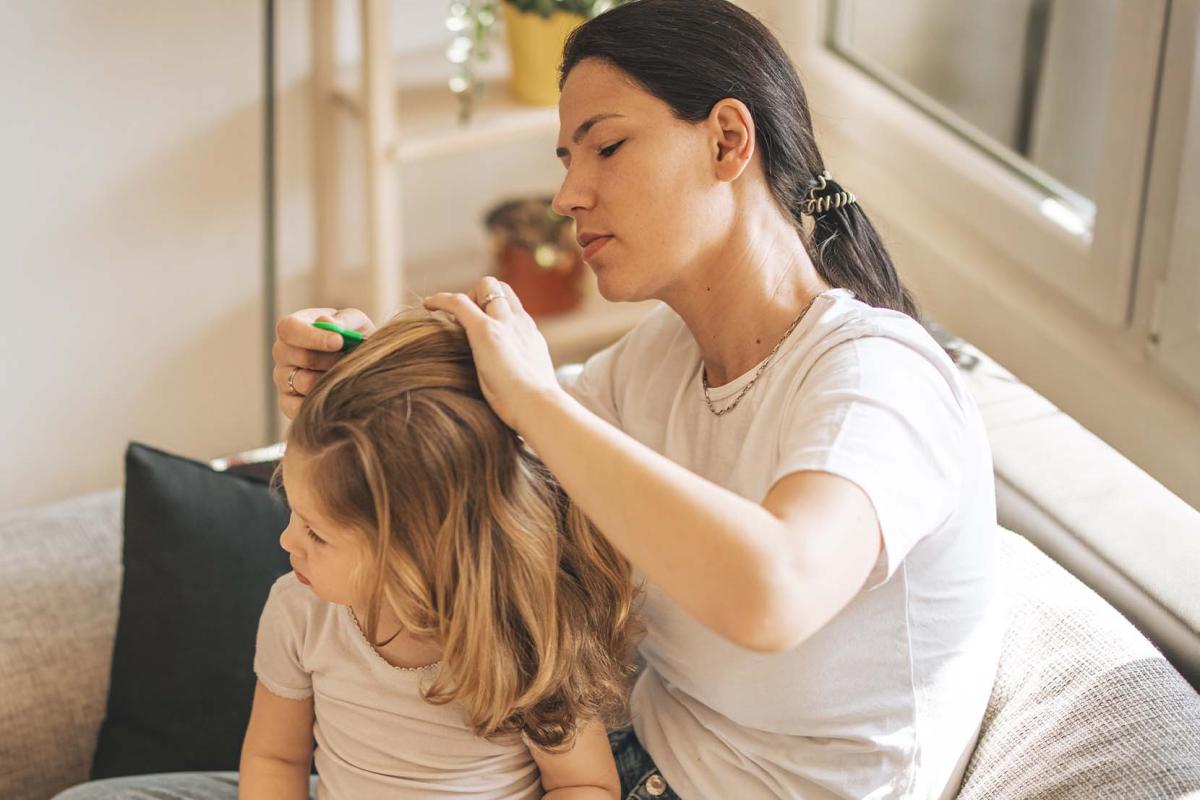 Zo herken en behandel je luizen bij je kind