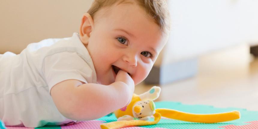 skelet beklimmen kruis Speeltips voor baby's 7 - 9 maanden | WIJ.nl