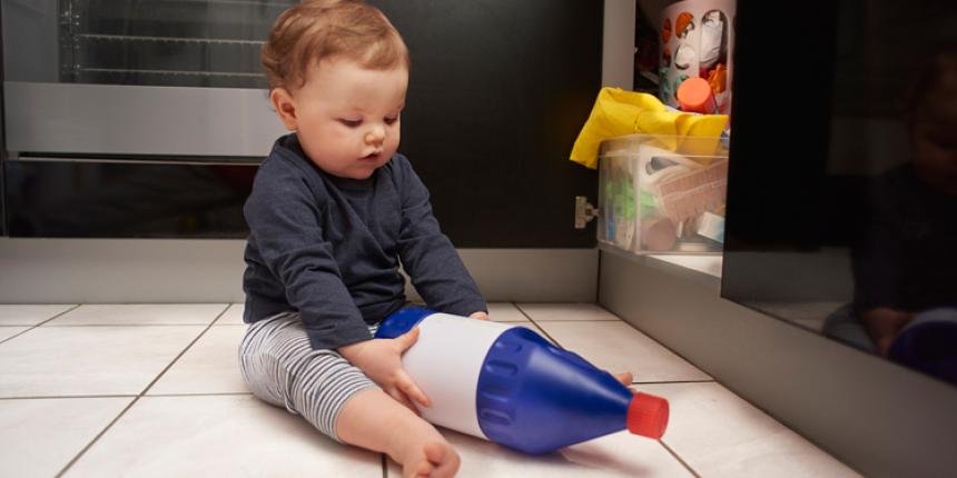 Berg giftige stoffen goed op in huis voor je kind