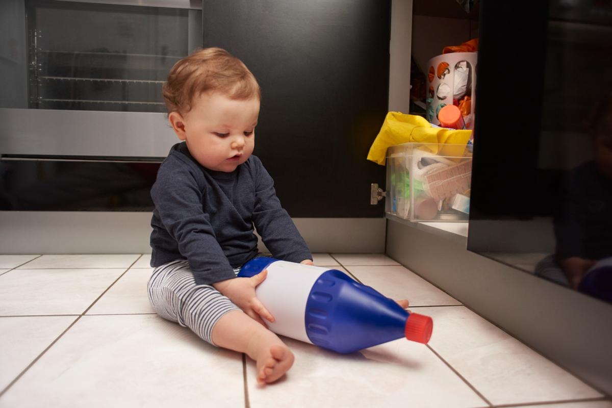 Berg giftige stoffen goed op in huis voor je kind