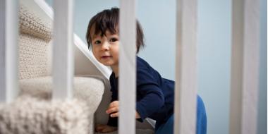Veilig op de trap: hoe leer je een kind traplopen?
