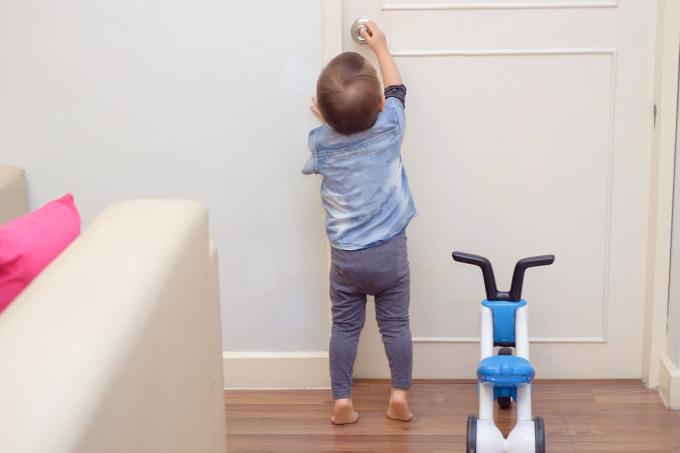 Je peuter of kleuter met z'n vinger tussen de deur | WIJ.nl