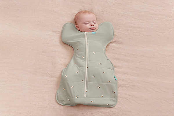 Pasgeboren baby slaapt in de Love to Dream ™ Swaddle up™ inbakerslaapzak