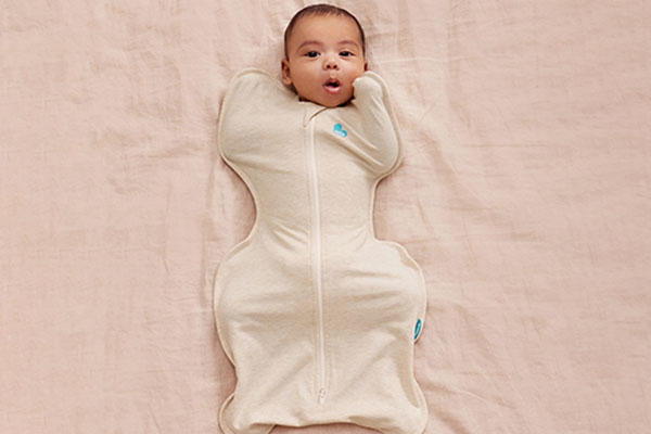 Pasgeboren baby ligt in de Love to Dream™ Swaddle up™ inbakerslaapzak™