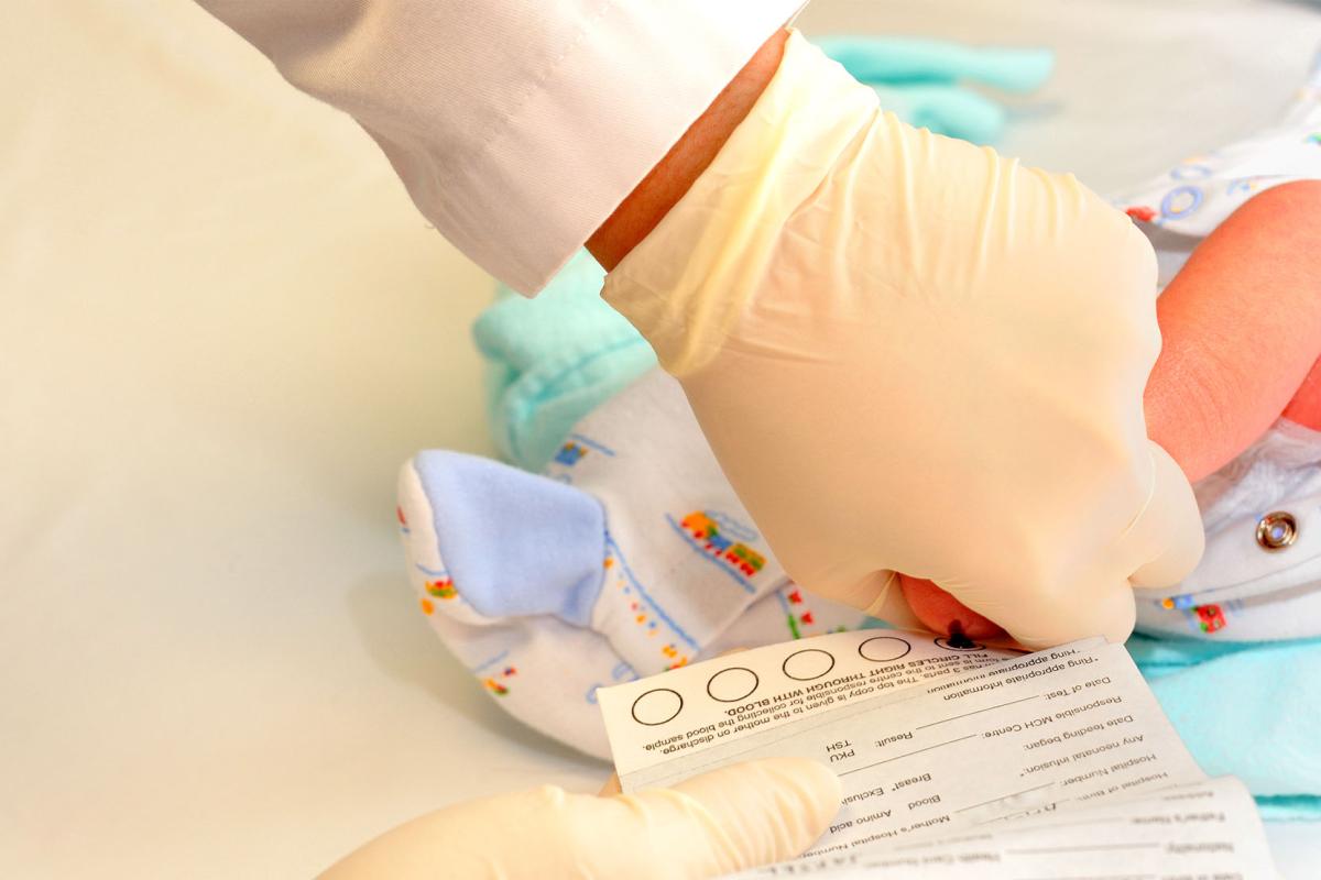 Hielprikscreening: wat als je baby CHT, PKU, AGS of CF heeft?