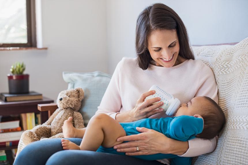 Contact maken met je baby tijdens het flesvoeden
