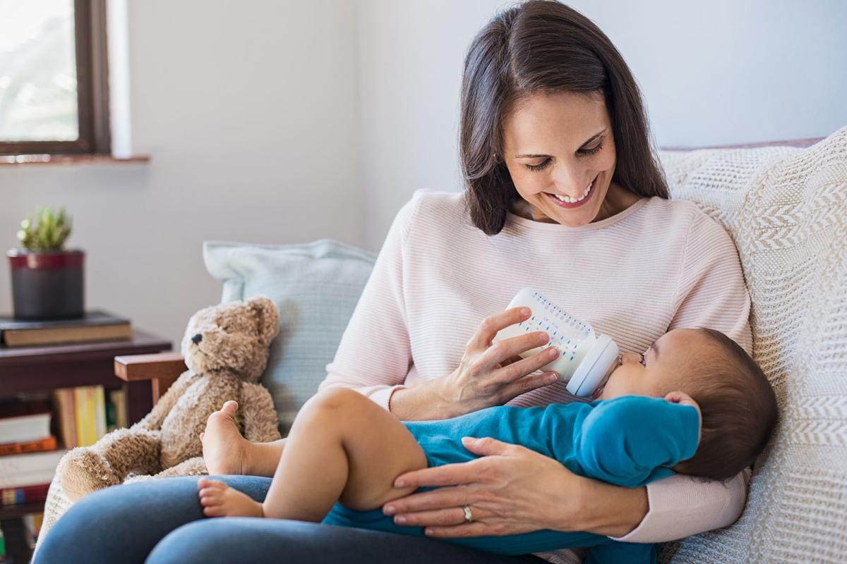 Contact maken met je baby tijdens het flesvoeden