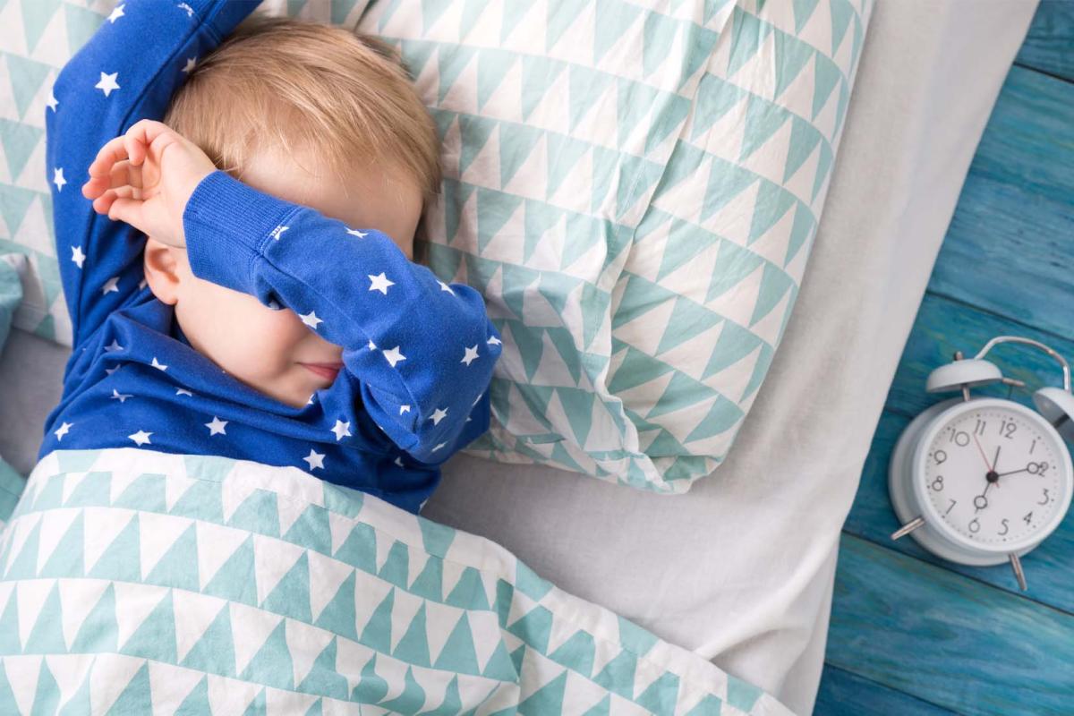 Van wintertijd naar zomertijd: zo help je je kind wennen