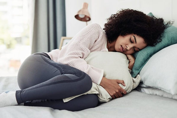 Vrouw heeft last van menstruatiecyclus