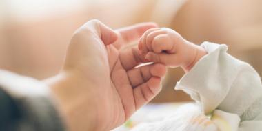 De bevallingssoap: Tijdens het telefoongesprek met de verloskundige floept het hoofdje er ineens uit