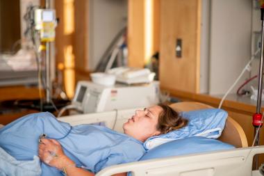 De bevallingssoap: '38 weken kotsmisselijk, dagenlang weeën, 4 ruggenprikken én narcose'