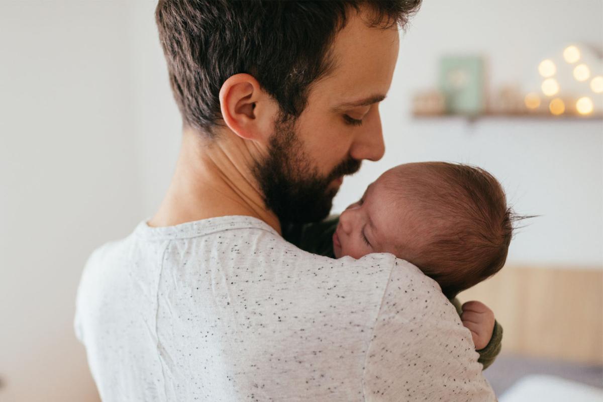 Smoorverliefd en apetrots: als hij voor het eerst papa wordt