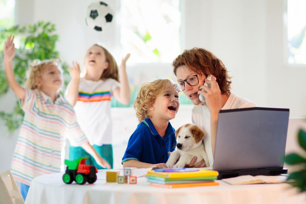 Thuisschool aan drie kinderen: Een gezellige chaos