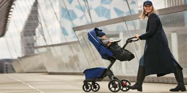 Samen wandelen met deze alles-in-een-kinderwagen