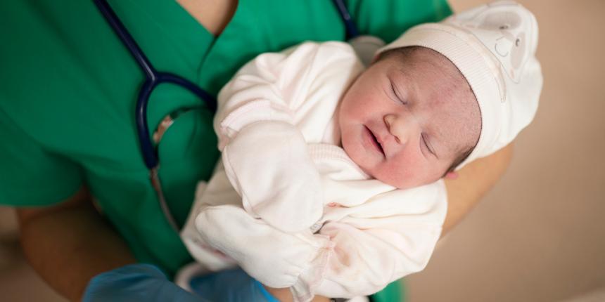 Bevallingsverhaal: Na thuisbevalling in de sneeuwstorm naar het ziekenhuis door te veel bloedverlies