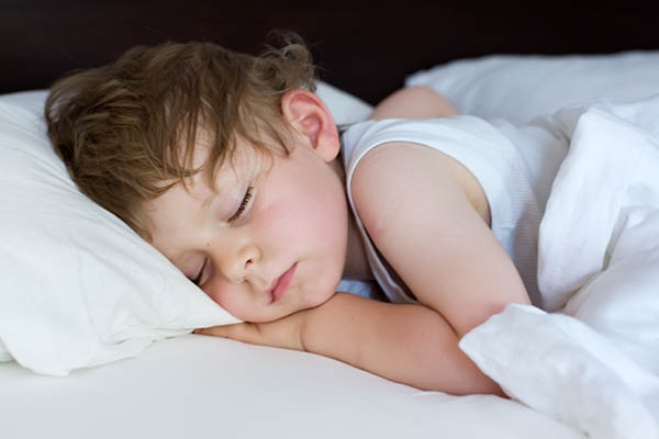 Leer je kind beter slapen met een slaapplan Gapende baby gaat slapen