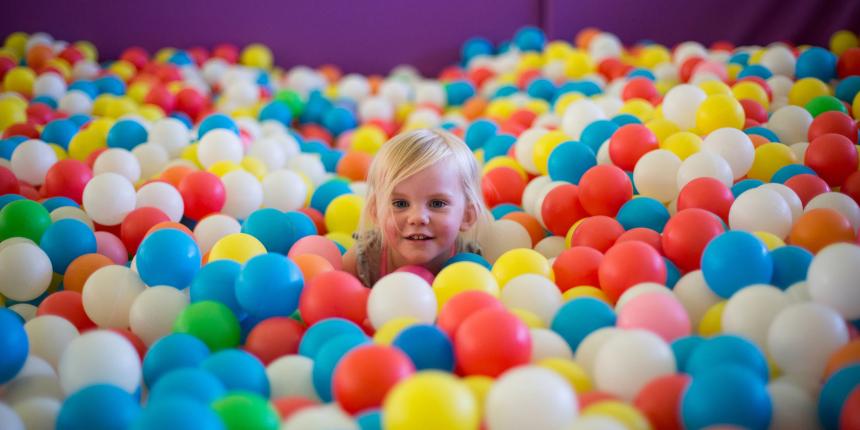 6 redenen om niet naar een indoor speeltuin te gaan met je kind