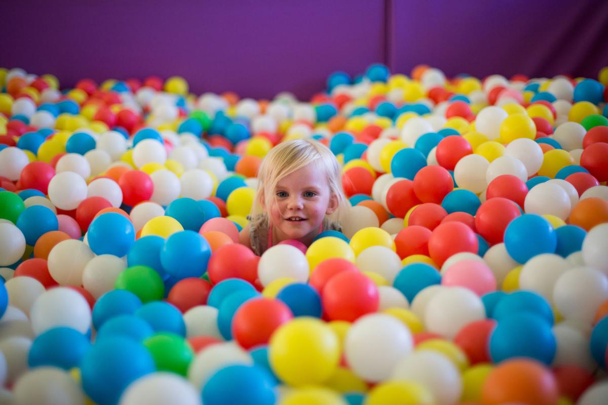 6 redenen om niet naar een indoor speeltuin te gaan met je kind