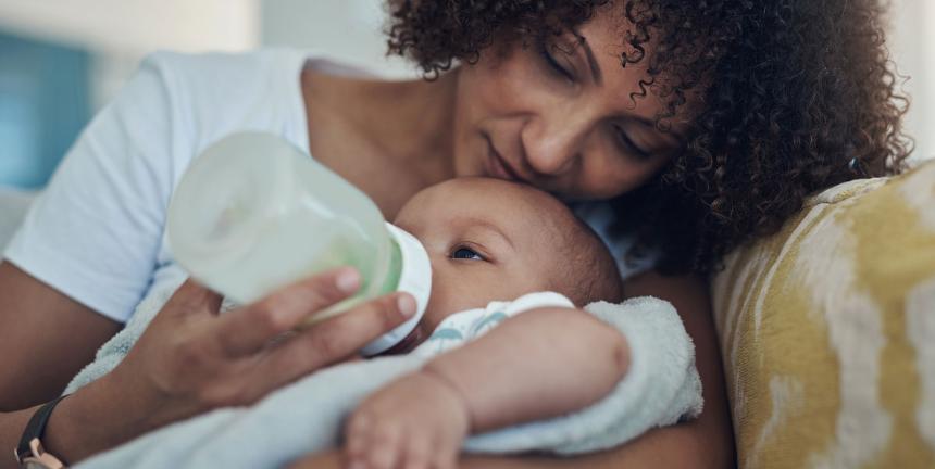 Van borstvoeding naar het geven van voeding uit de fles: wat als je baby de fles weigert?