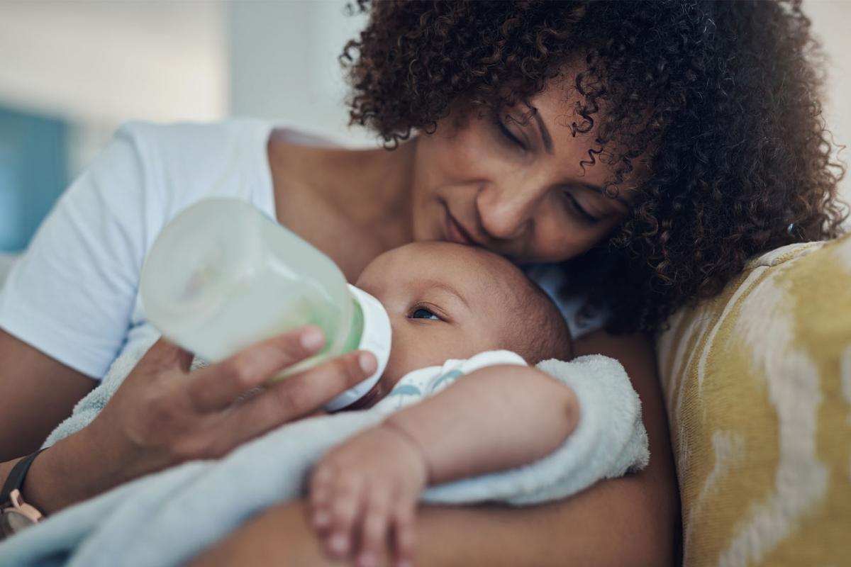 Van borstvoeding naar het geven van voeding uit de fles: wat als je baby de fles weigert?