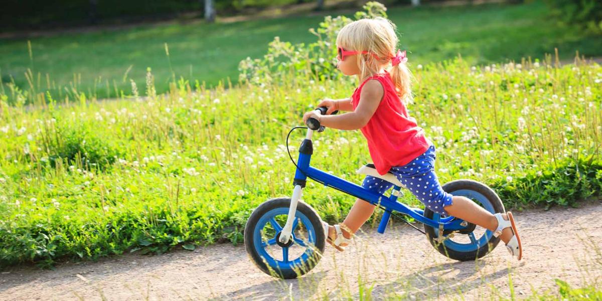 Grappig Dakraam laten vallen Helpt een loopfiets om je kind te leren fietsen? | WIJ.nl
