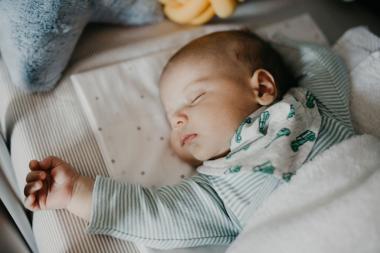 Je kind overdag wakker maken of laten slapen?