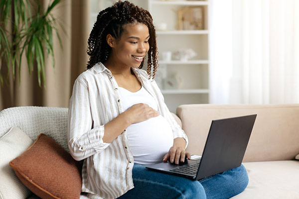 Zwangere vrouw doet online zwangerschapscursus