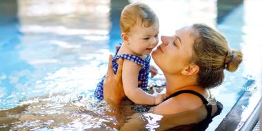 De eerste keer met je baby naar het zwembad in 33 stappen