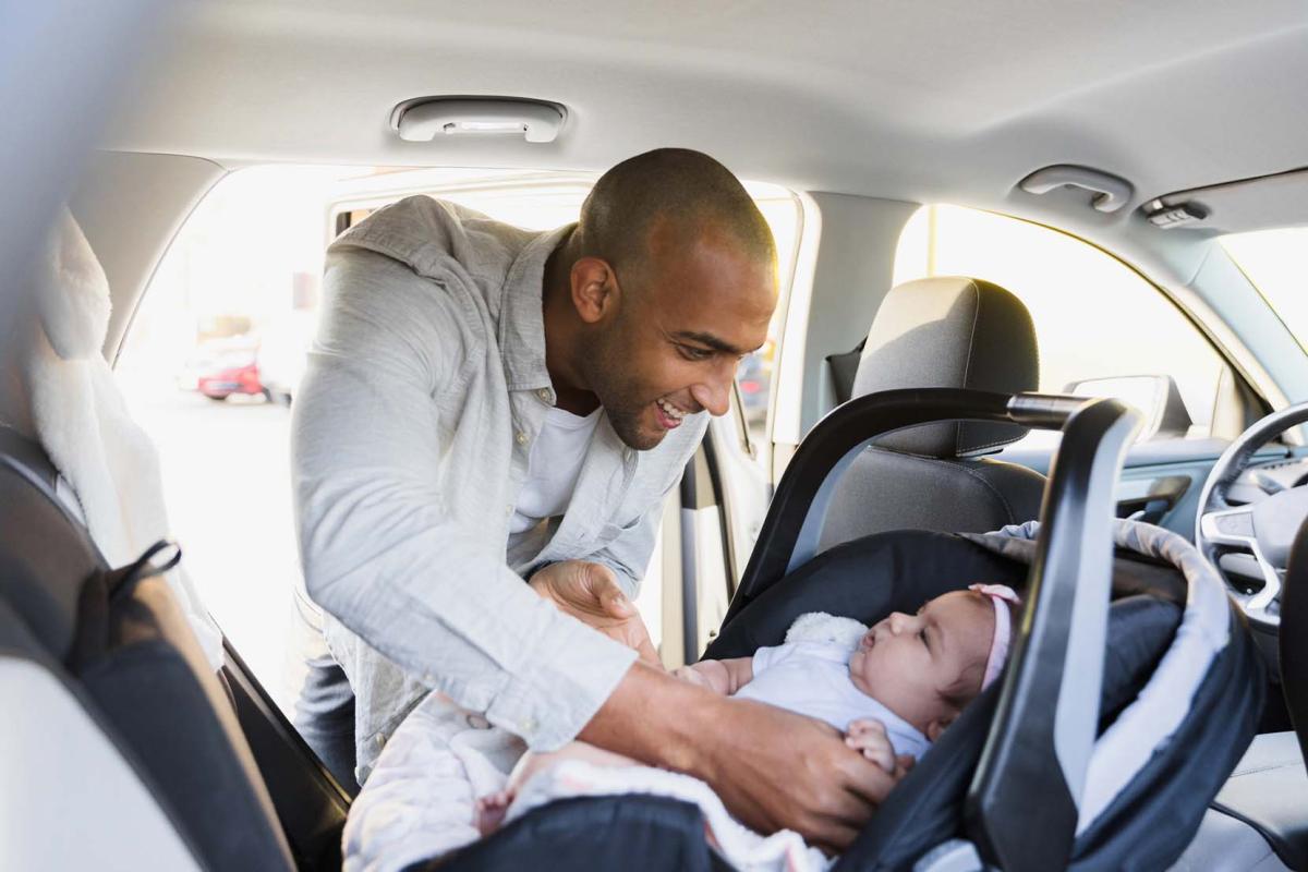 Moeders geven advies: dit houdt echt alle zonnestralen tegen in de auto