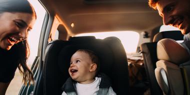 Alleen of met kleine kinderen in de auto: het grote verschil