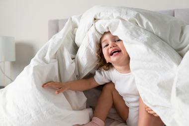Je kind steeds vroeg wakker? Tips voor een later begin van de dag