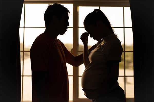 Man stelt zwangere vrouw gerust