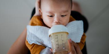 Indikken van moedermelk of kunstmelk, een goed idee?
