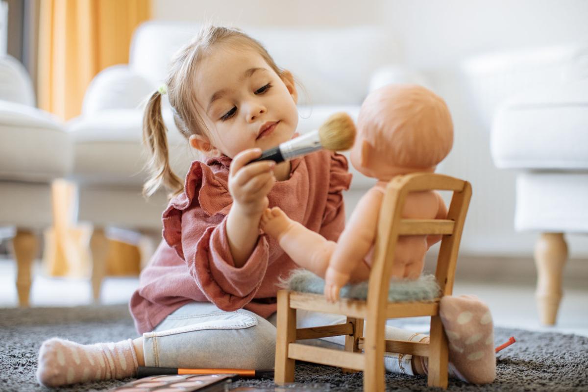 Spelen met een pop? Dit zijn de voordelen voor je kind 