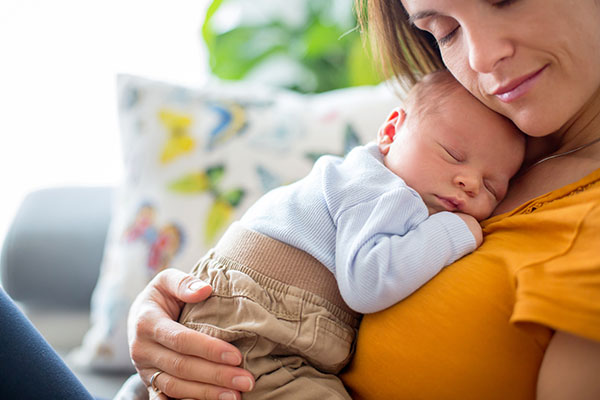 Zwangere vrouw maakt contact met haar baby 