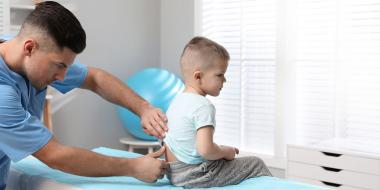 Bezoek aan de osteopaat: 'Mijn zoontje is nu een totaal ander kind'