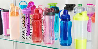 Chemische stoffen in plastic drinkbekers en broodtrommels: hoe zit dat?