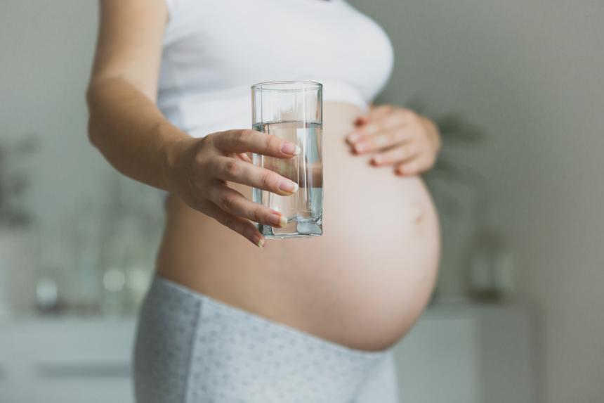 Waarom water drinken tijdens je zwangerschap zo belangrijk is